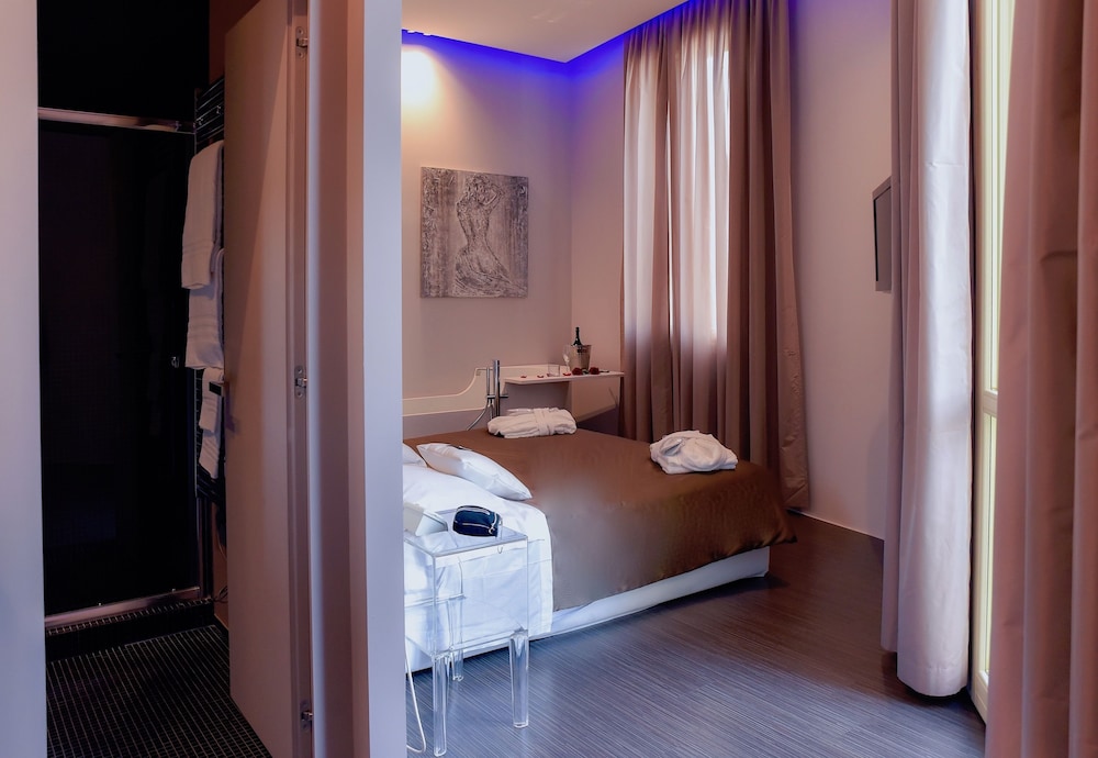 1 BEDROOM, LUXURY, SUITE, KING BED, BALCONY
