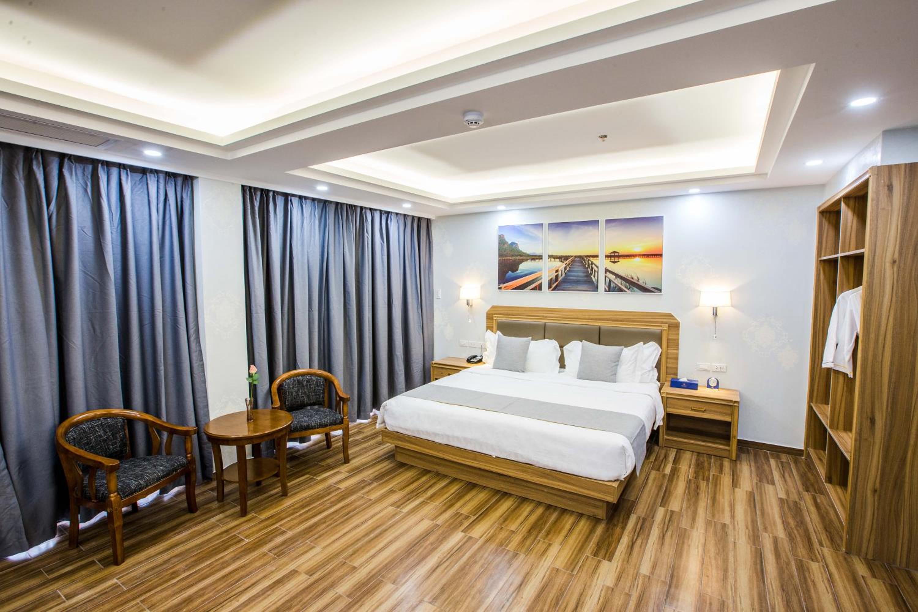 Suite, King Bed, Balcony