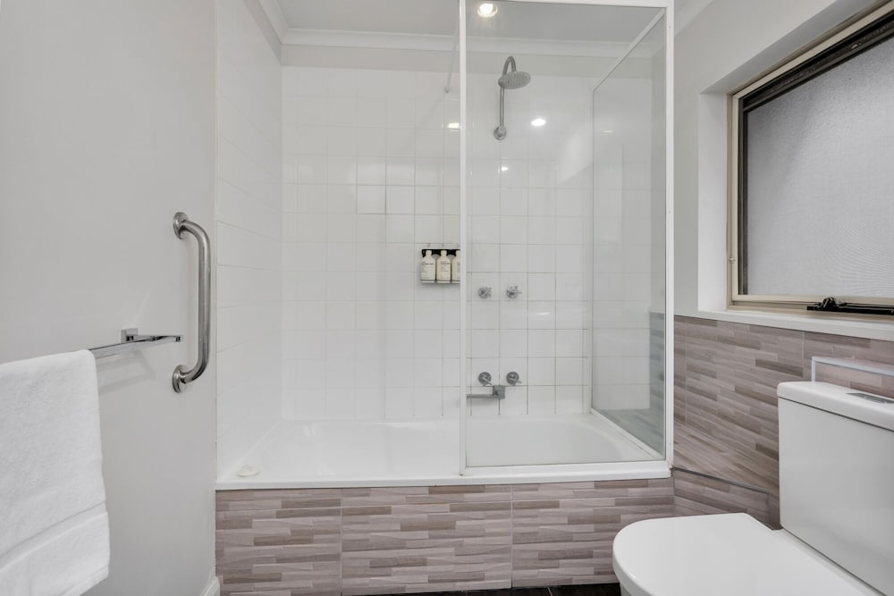 Elphin Motel and Serviced Apartments 50/50