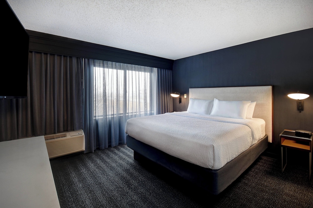 1 Bedroom, Suite, King Bed, Sofa, Patio, Accessible