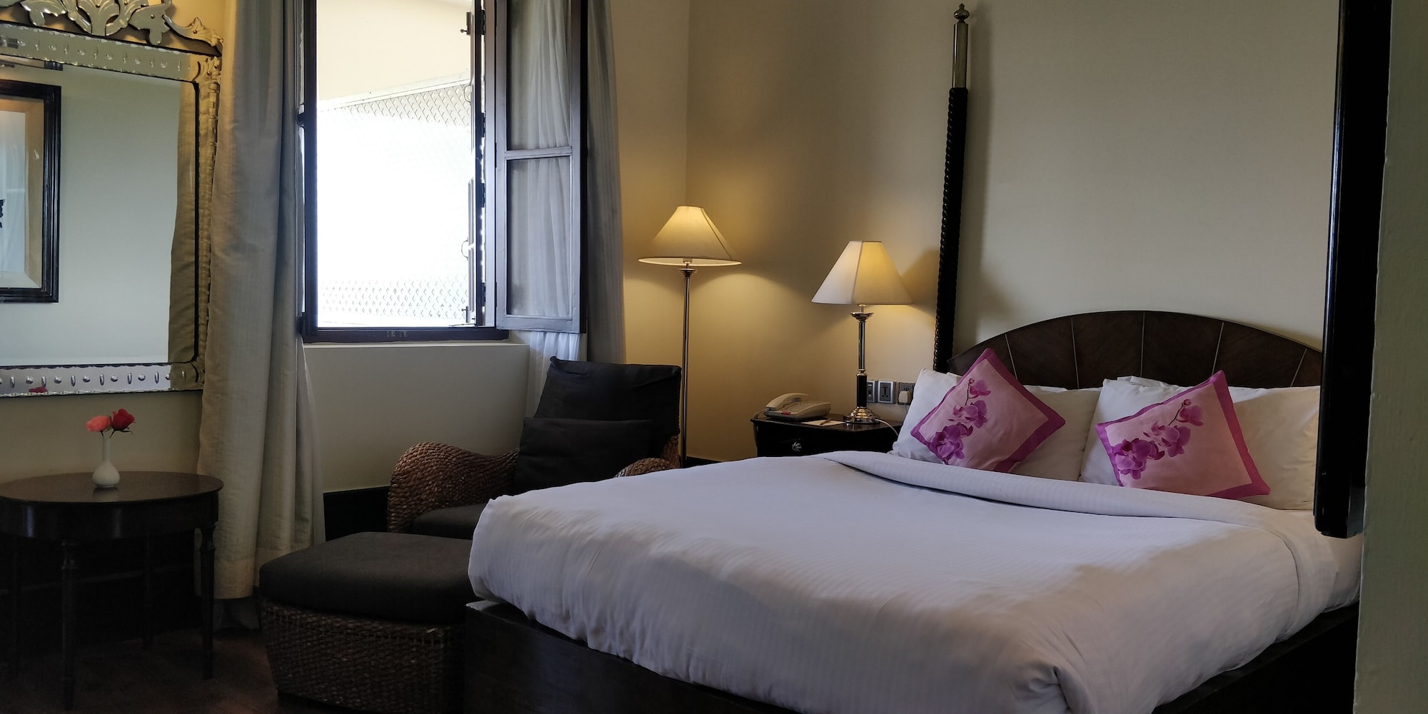REGAL, QUEEN BED, GARDEN VIEW, BALCONY