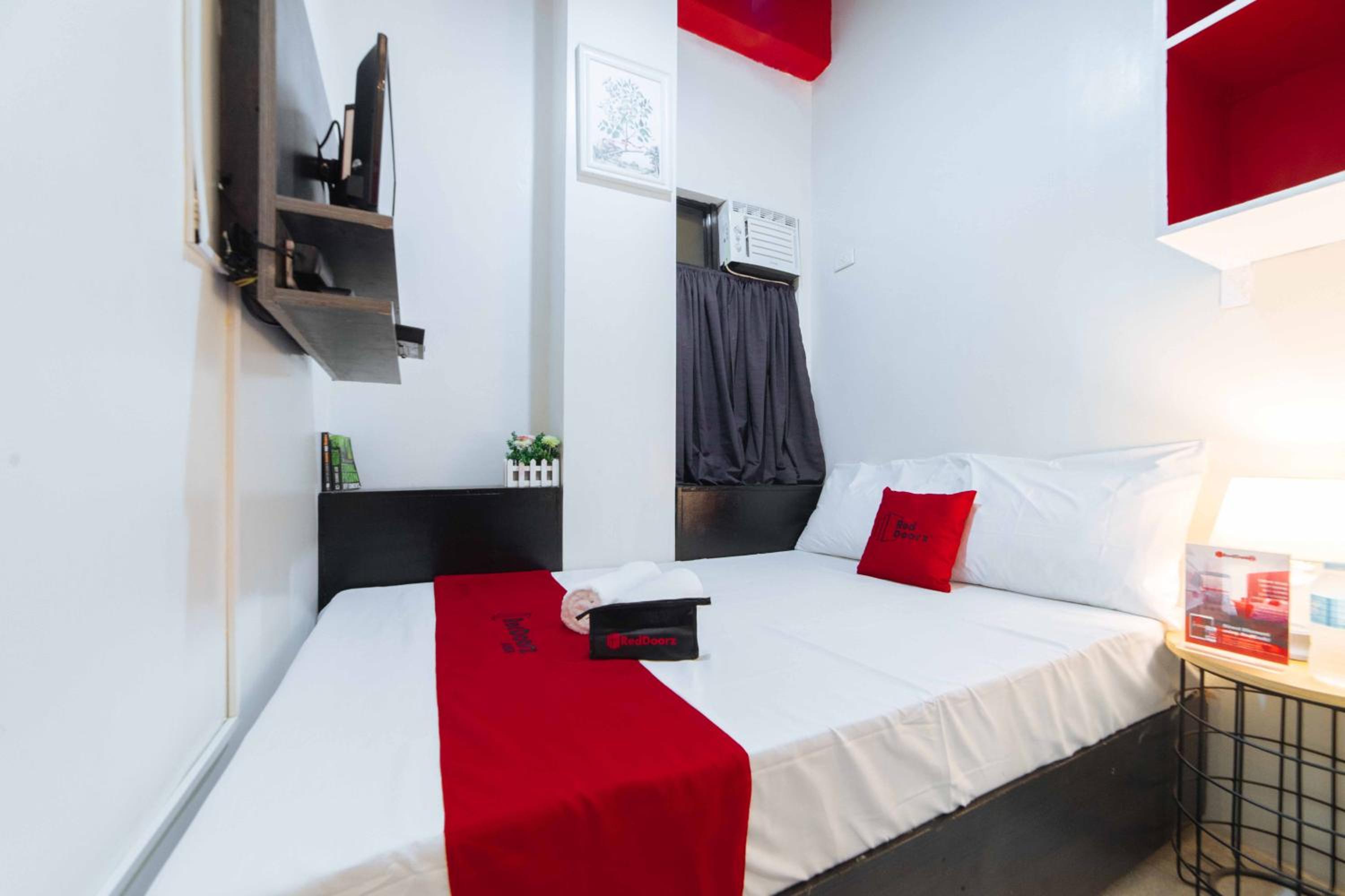 RedDoorz near G Mall Bajada Davao-Isolation Hotel 8/28
