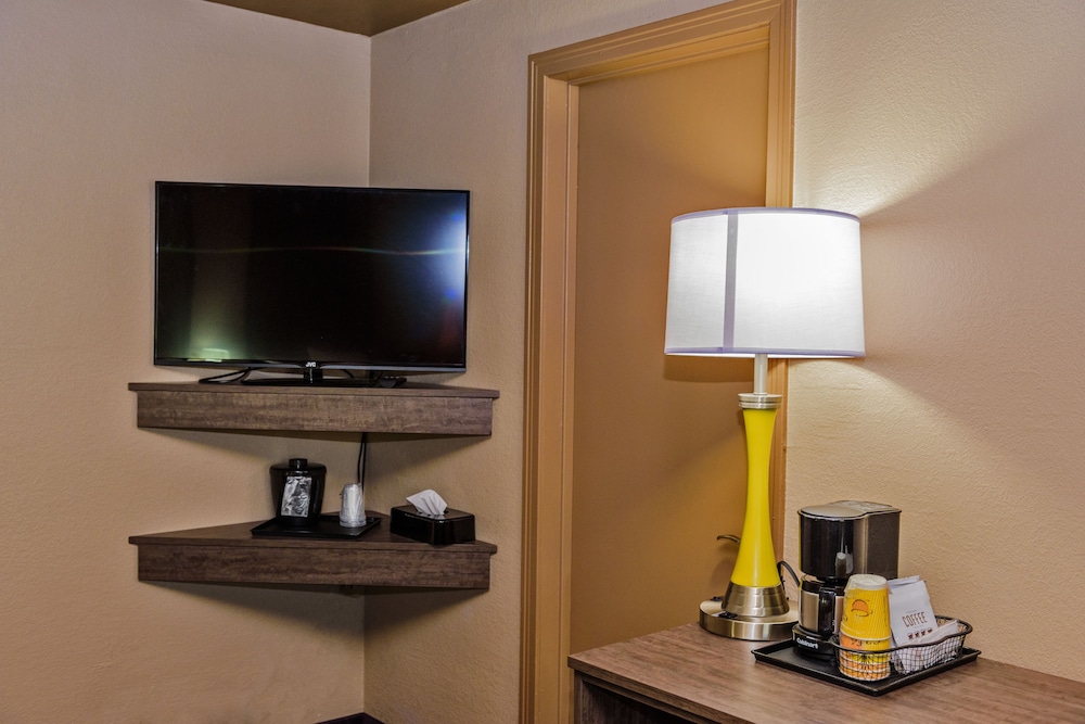 AArya Hotel By Niagara Fashion Outlets 34/44