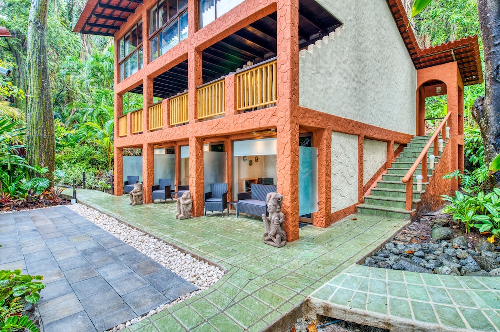 Ylang Ylang Beach Resort 3/78