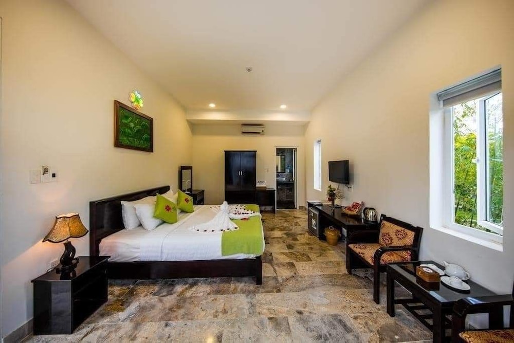 Deluxe, King Bed