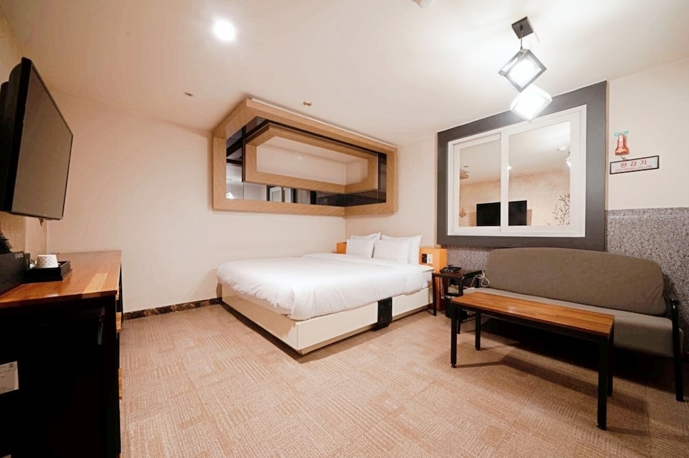 V Hotel 19/50