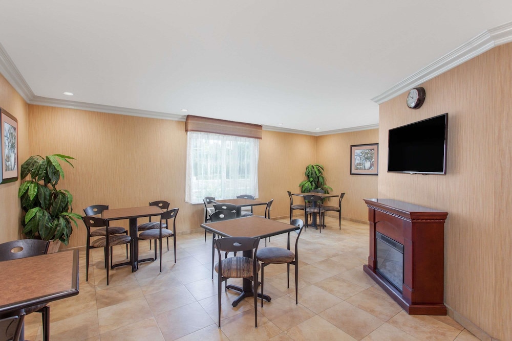 Days Inn by Wyndham Carlsbad 33/45
