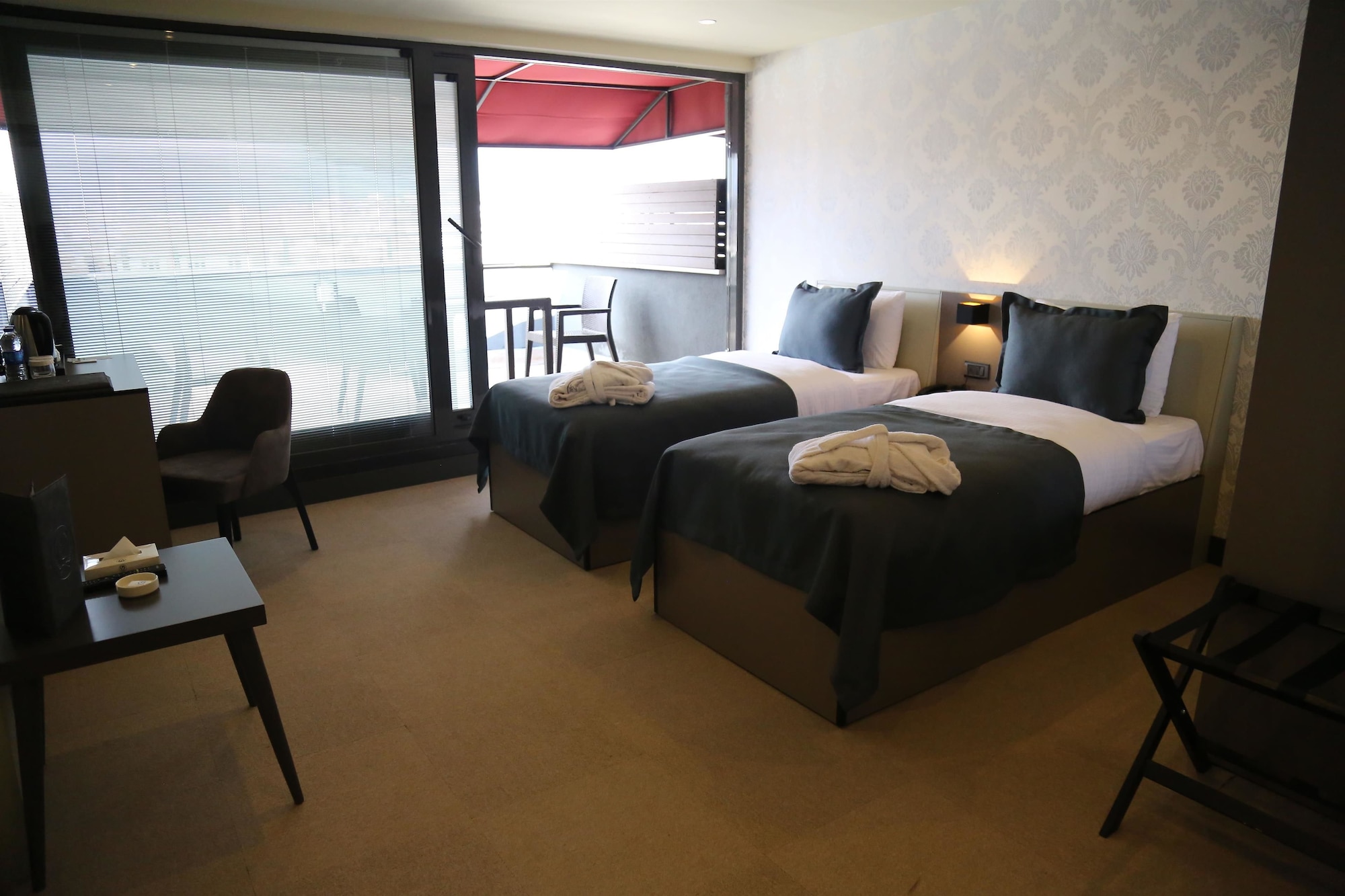 Room, Twin Beds, Smoking
