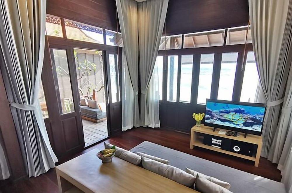 Paradise, Thai