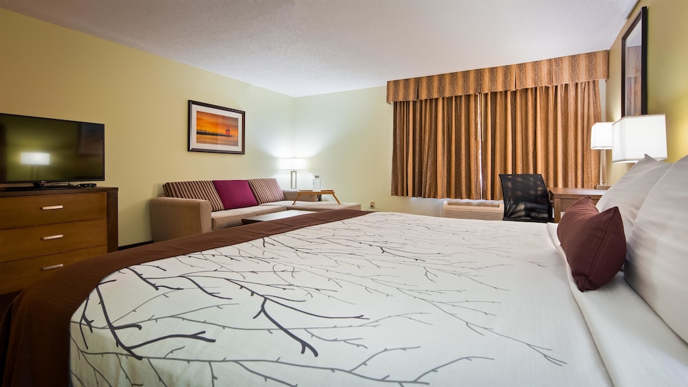 White Pines Inn & Suites of Holland 18/48