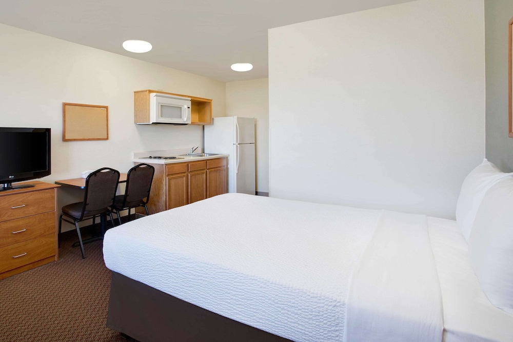 SUITE, QUEEN BED, SMOKING