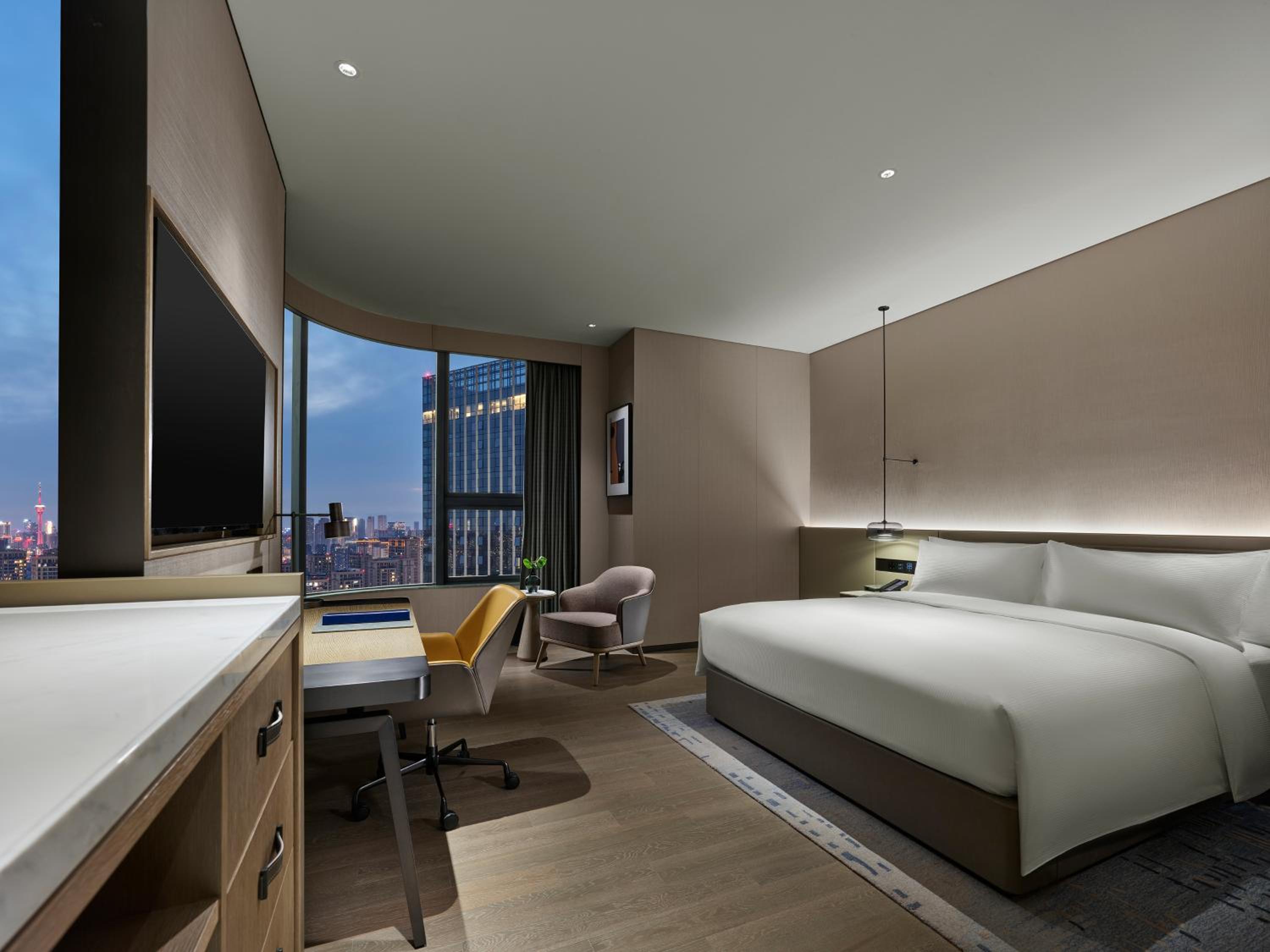 Deluxe, King Bed, Skyline View