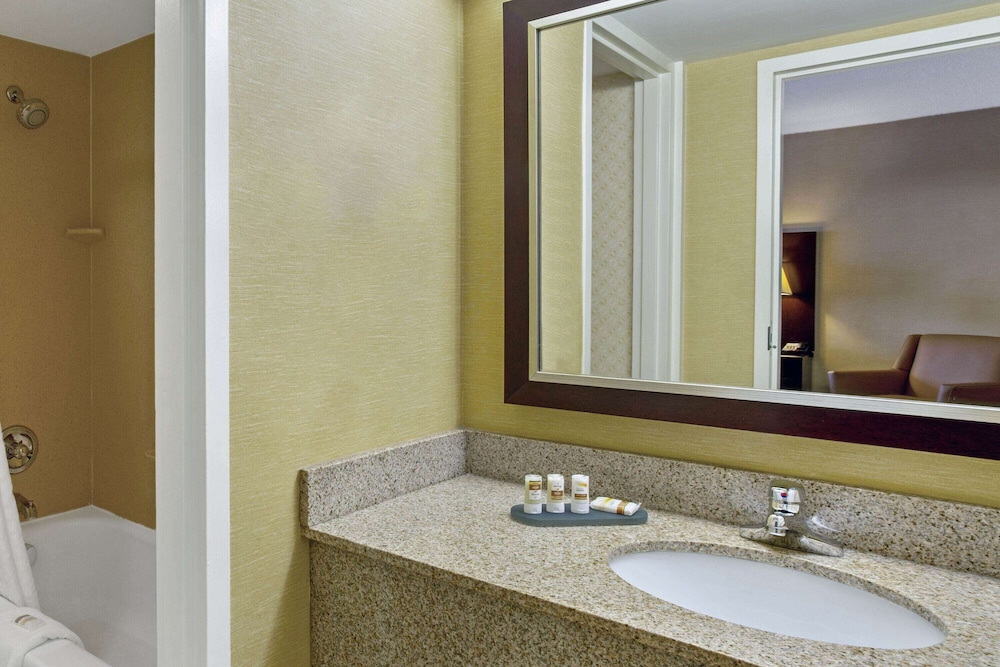 Hampton Inn Manchester Downtown, NH 14/39