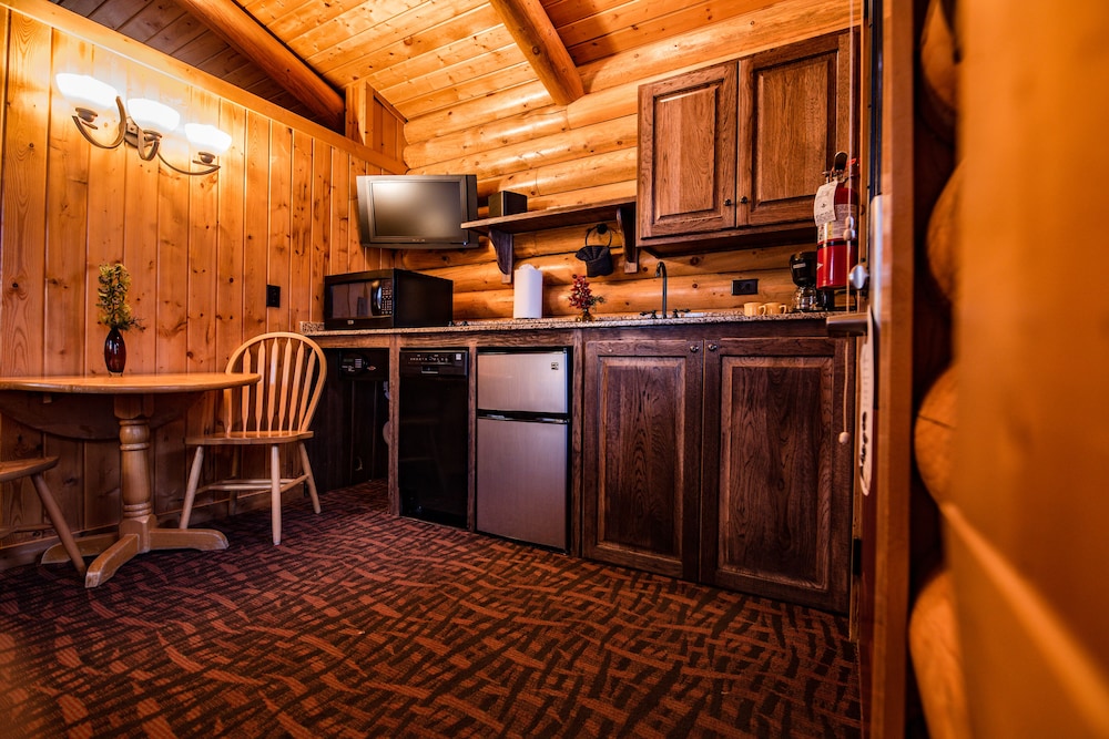 Elk Country Inn 7/68