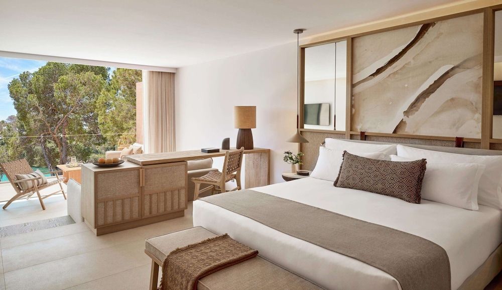 JUNIOR SUITE, DELUXE, PARTIAL SEA VIEW