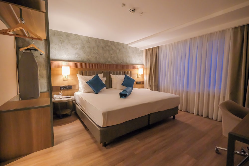 Executive, King Bed, City View, Sofa