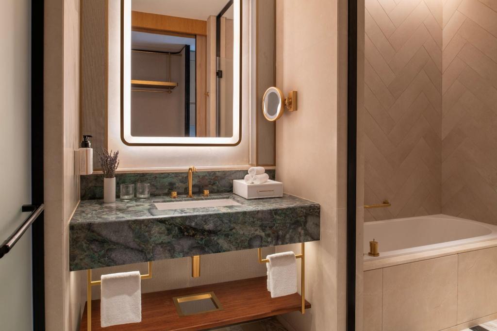 SWISS, JUNIOR SUITE