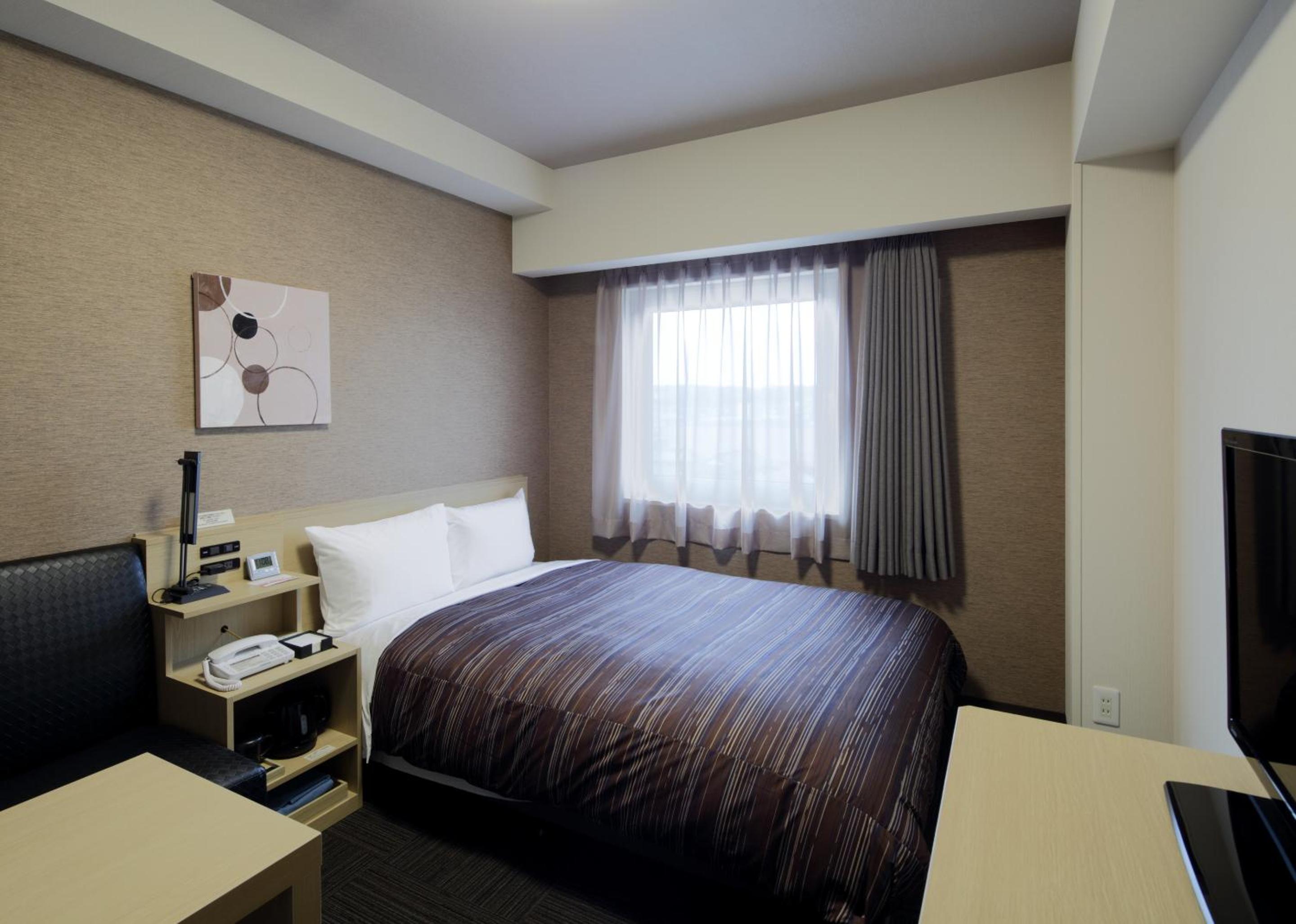 ROOM, SEMI DOUBLE BED