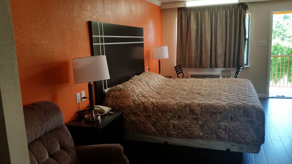 The Heart of Texas Motel 13/35