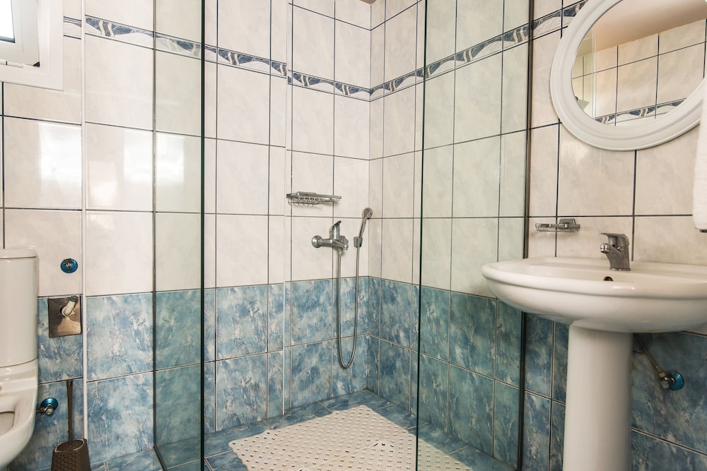 Yiannis Manos Hotel Resort 50/50
