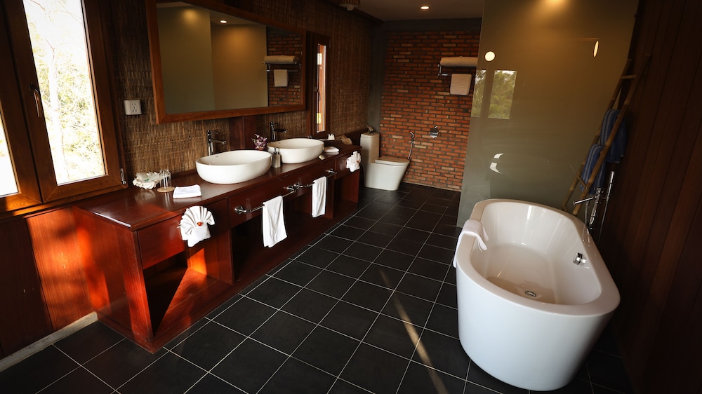 Farmhouse Boutique Resort 50/50