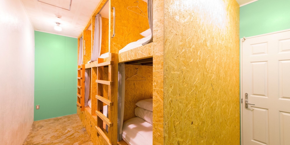 Seawall Hostel 21/37