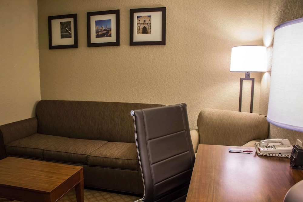 Comfort Suites San Antonio SeaWorld - Lackland AFB 28/39