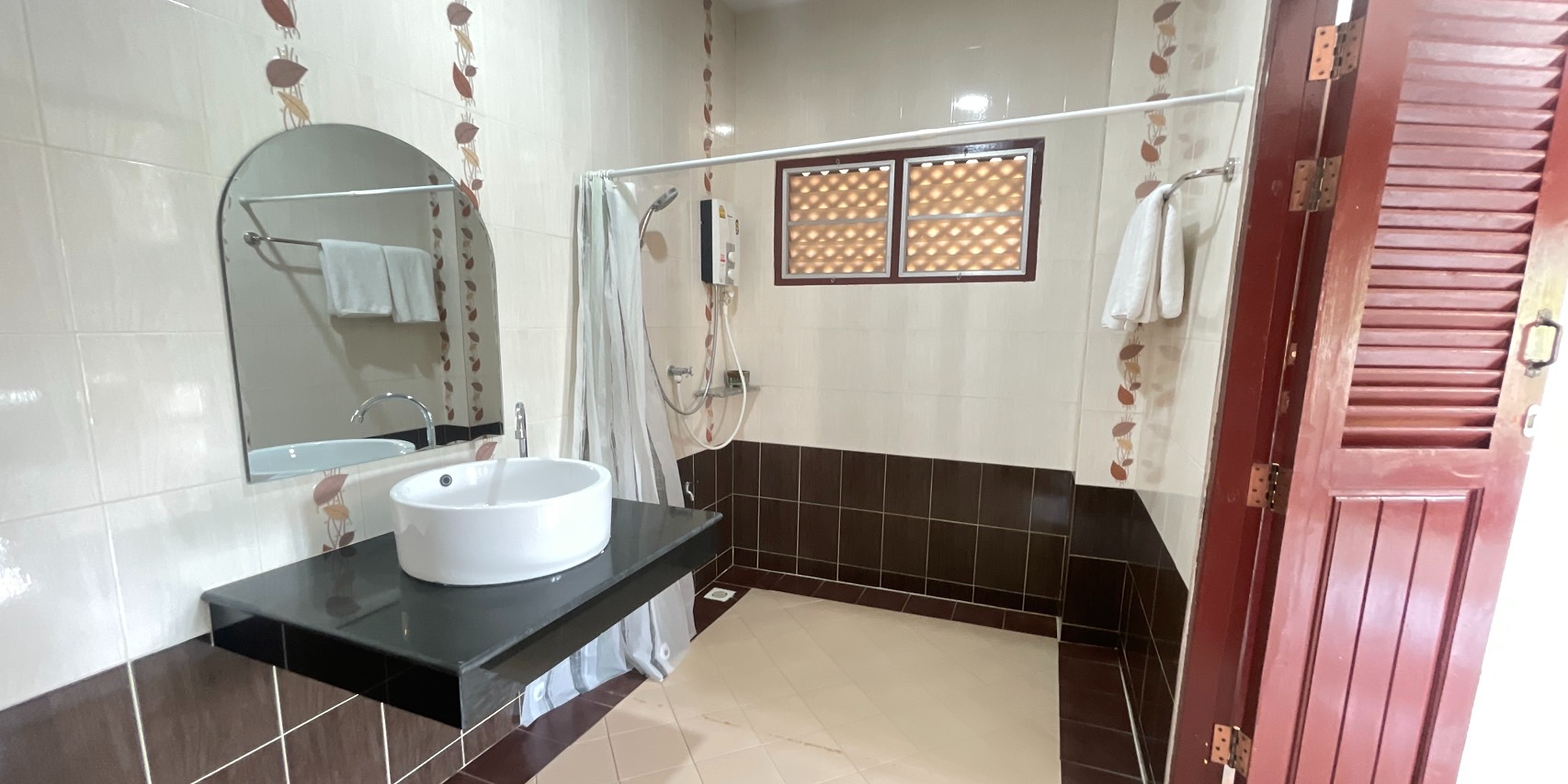 جناح، Yellow Tique Hotel 10/10