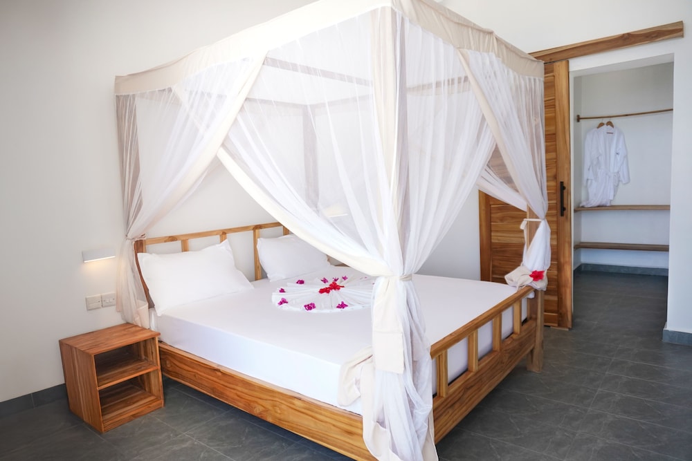 AHG Sun Bay Mlilile Beach Hotel 26/75