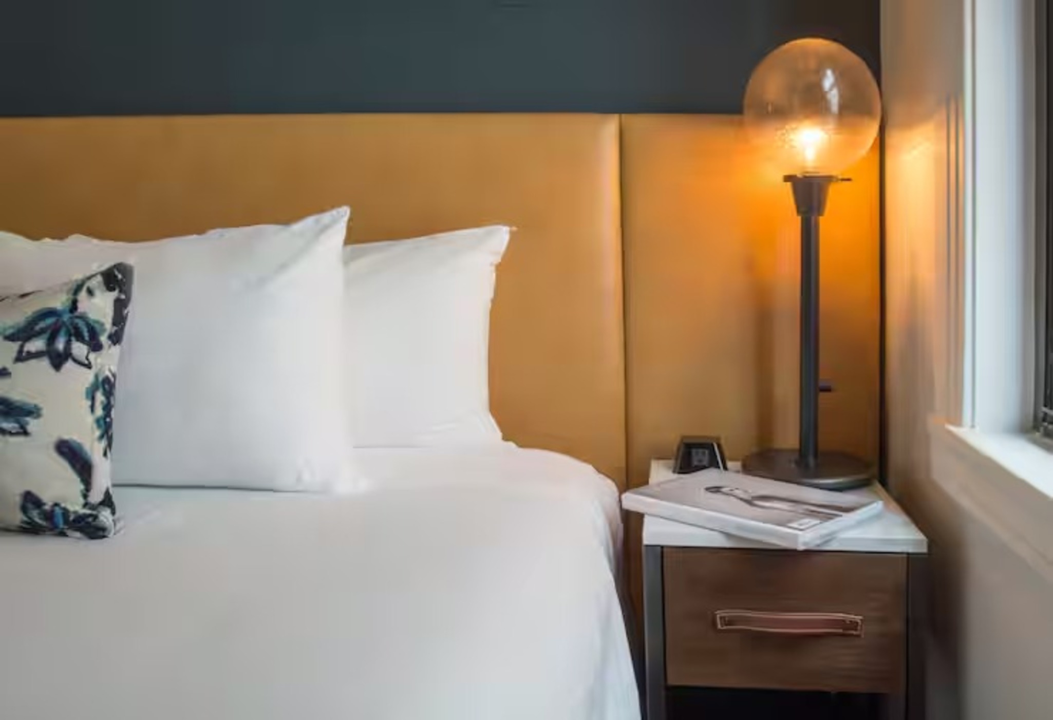 ROOM, KING BED