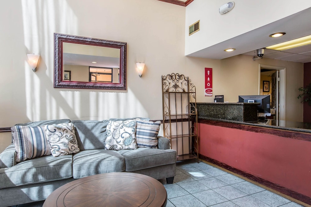Econo Lodge Inn & Suites Riverside Corona 7/34