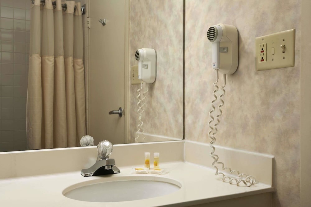 Days Inn by Wyndham Sidney OH 7/21