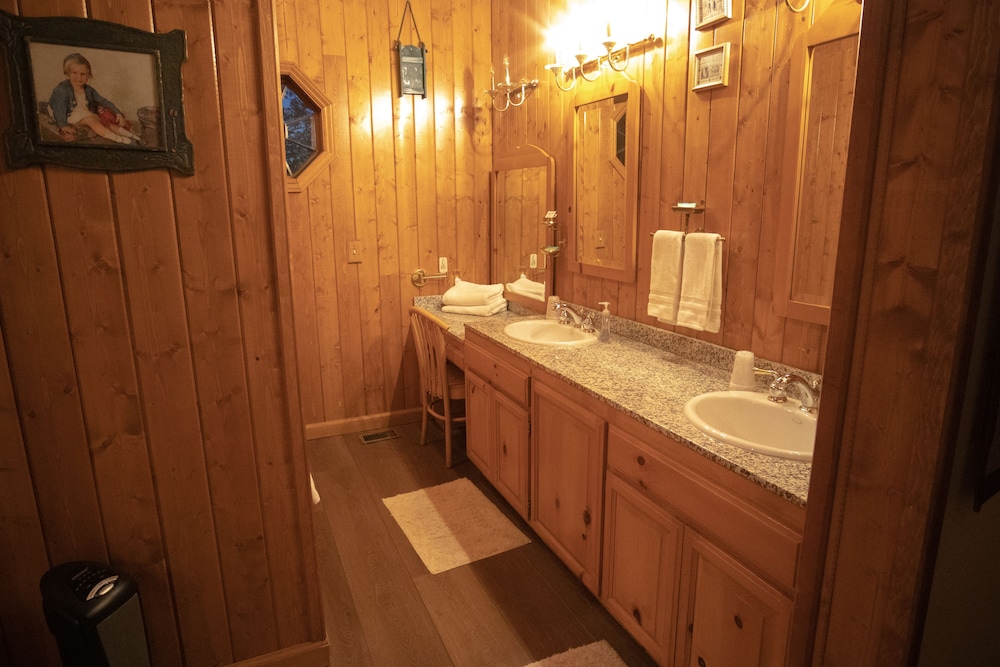 Tucker Peak Lodge 62/64
