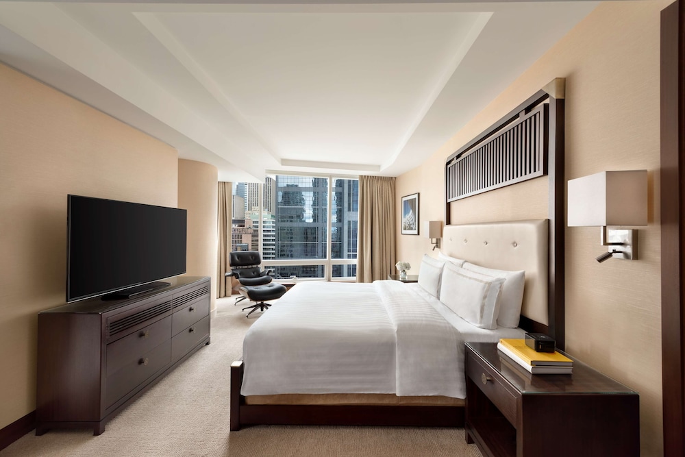 Shangri-La Toronto 25/73