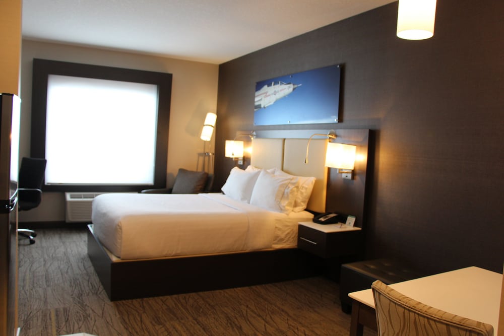 Holiday Inn Express Suites Cold Lake 14/73