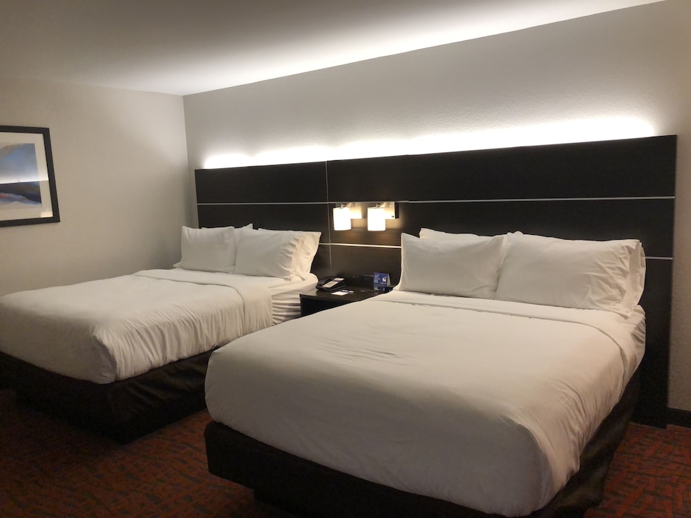Holiday Inn Express Metropolis 7/43