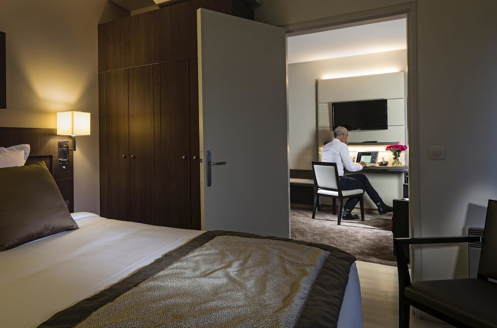 RESIDHOME COURBEVOIE LA DEFENSE 16/56
