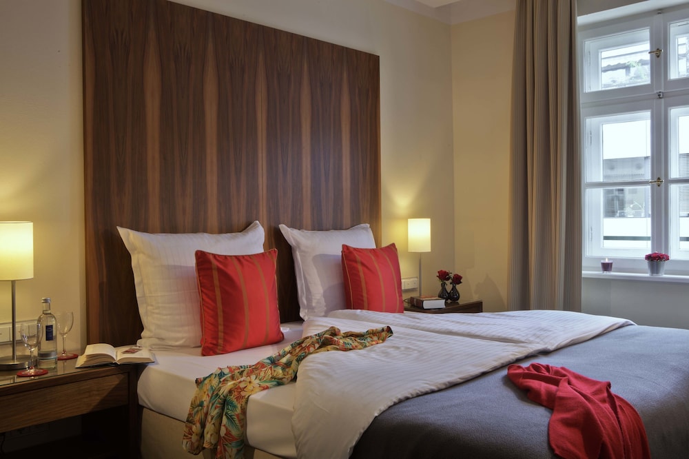 JUNIOR SUITE, KING BED