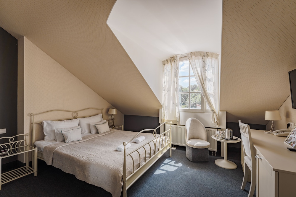 ROOM, DOUBLE BED