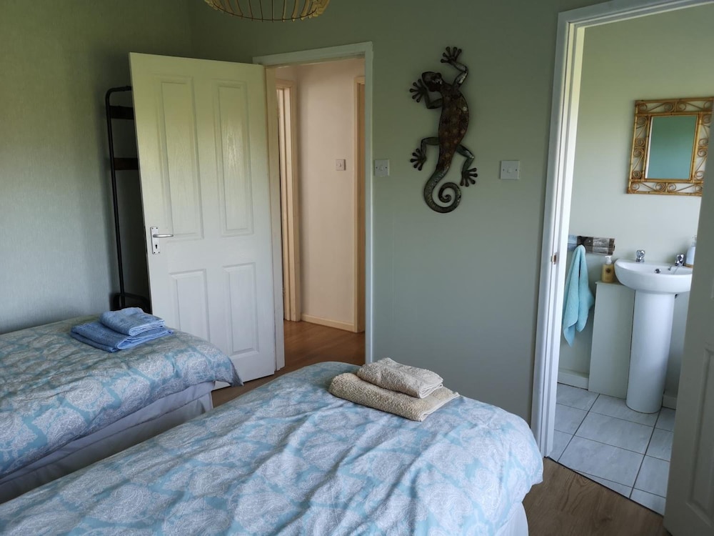 Lakeside Guest House 8/33