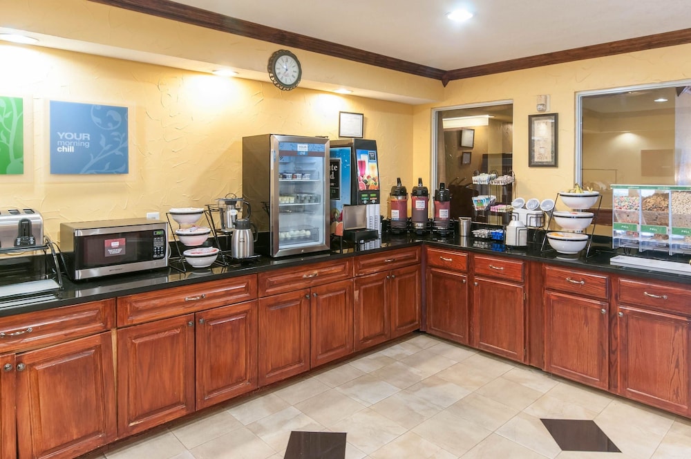 Comfort Inn North Conroe, TX 37/48