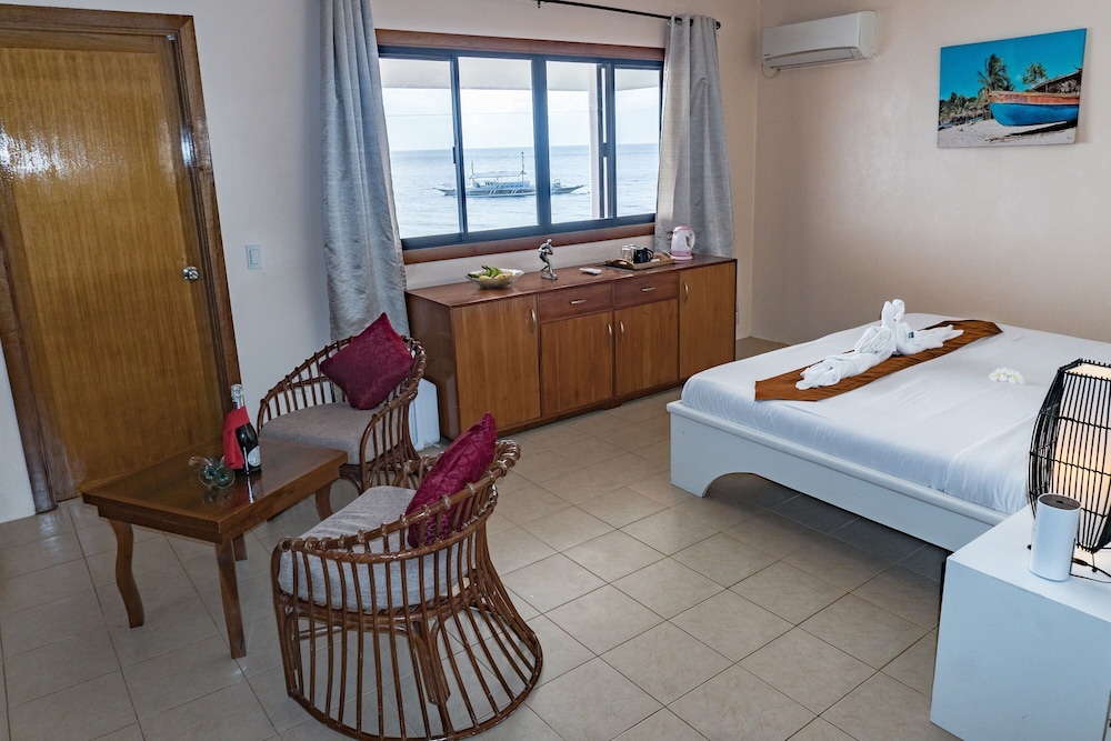 1 Bedroom, Premier, Suite, Queen Bed, Ocean Front، Quo Vadis Dive Resort 4/10