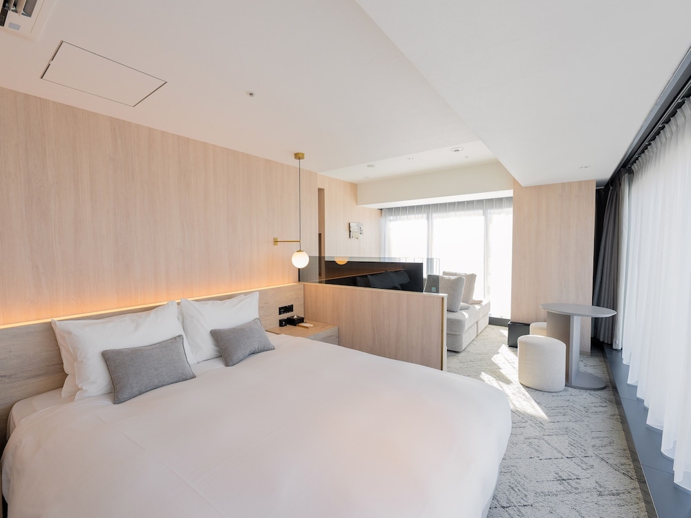 ROOM, DOUBLE BED, CORNER