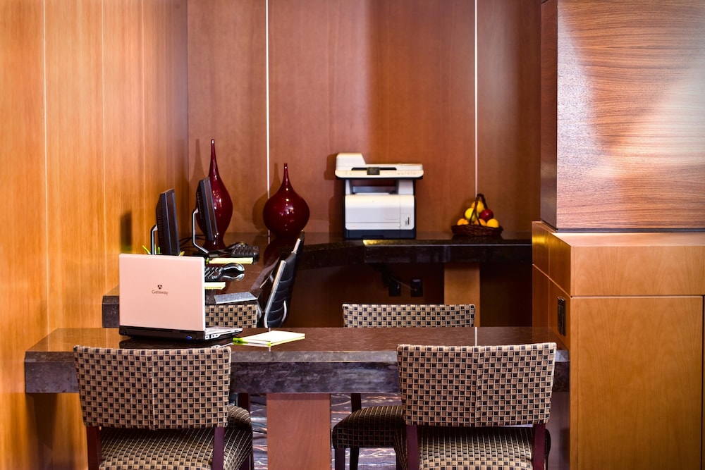 COURTYARD BY MARRIOTT LOGAN AIRPORT 48/49