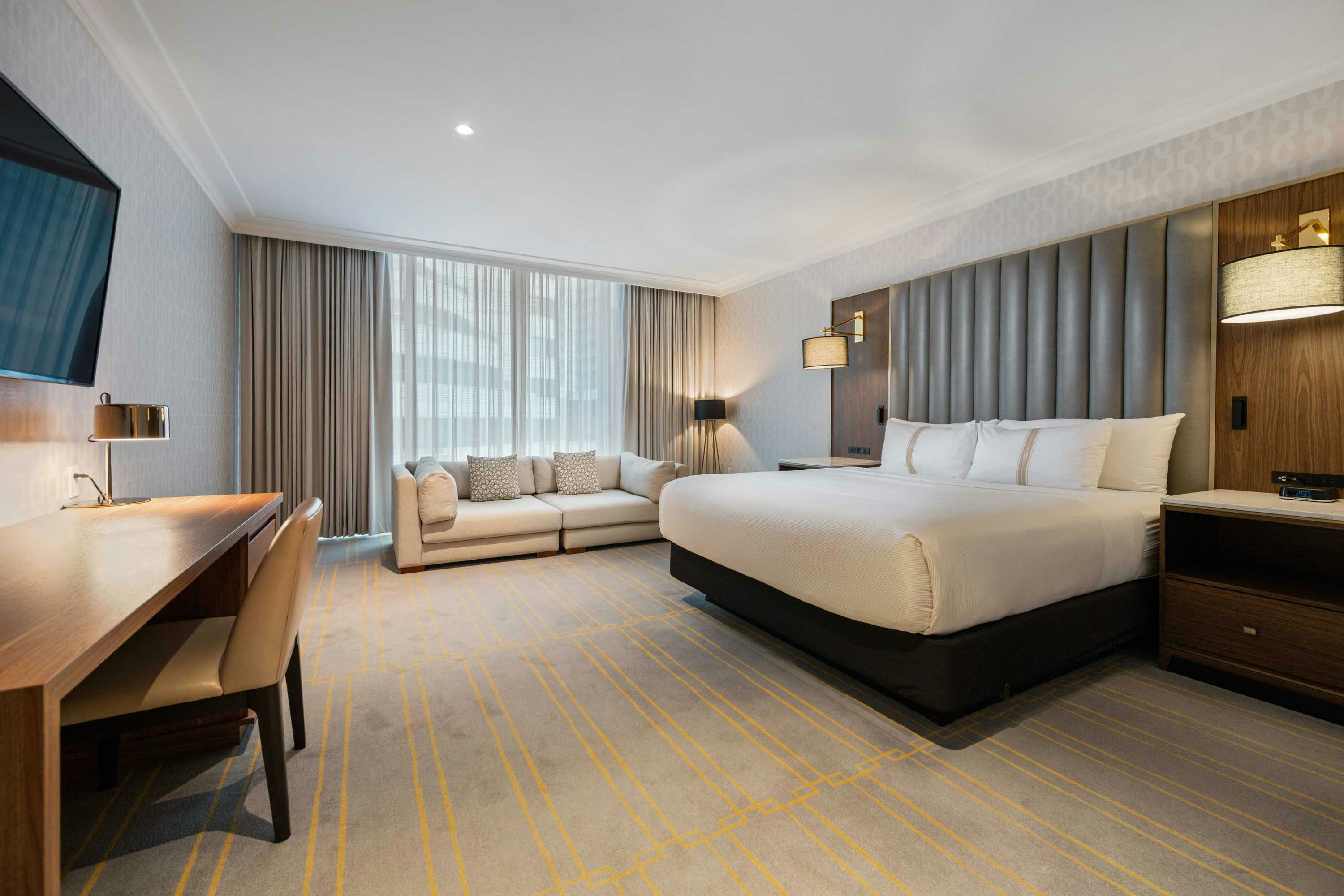 DELUXE, KING BED