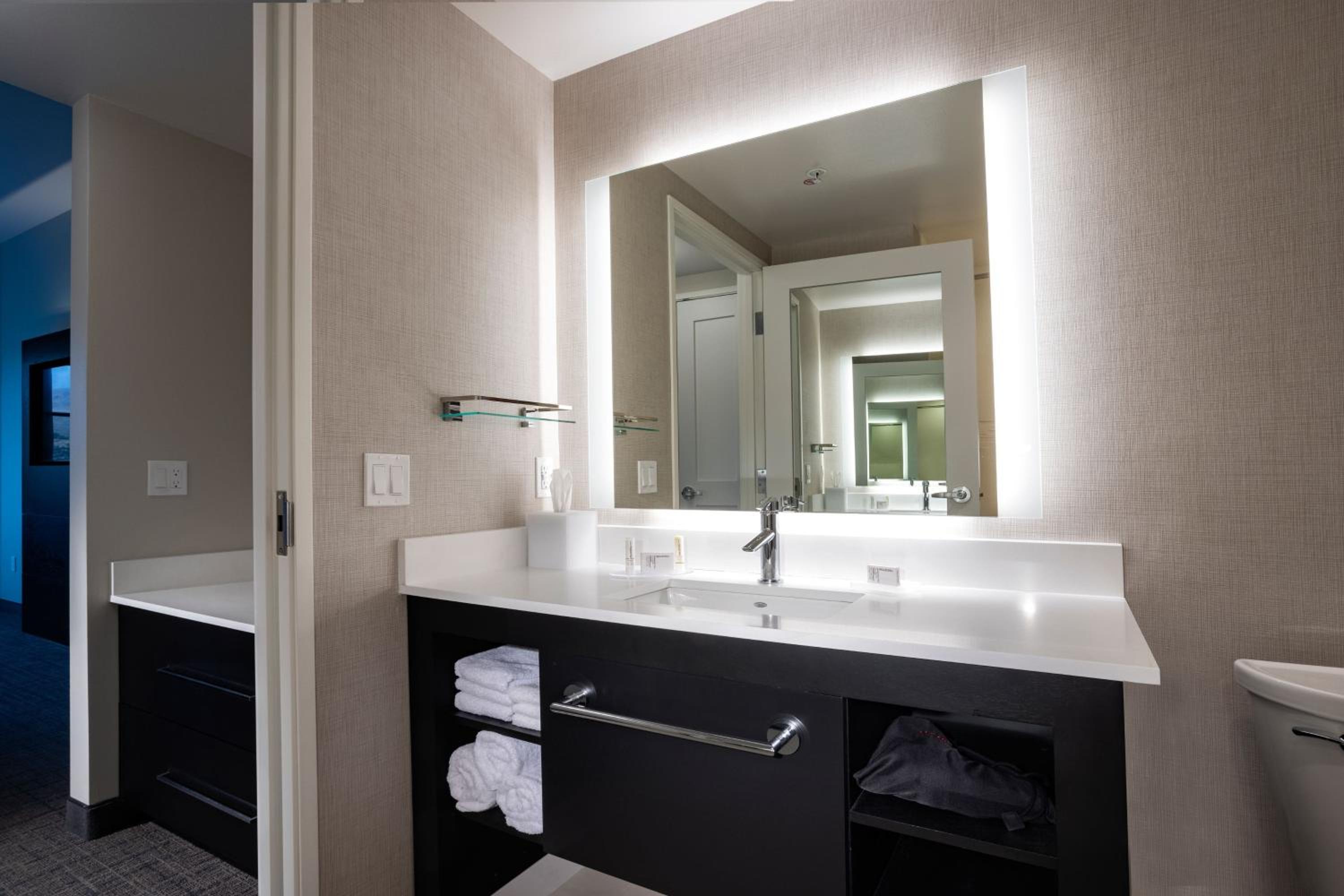 جناح بسرير كينج بغرفة نوم واحدة مع أريكة، Residence Inn by Marriott Wenatchee 3/10