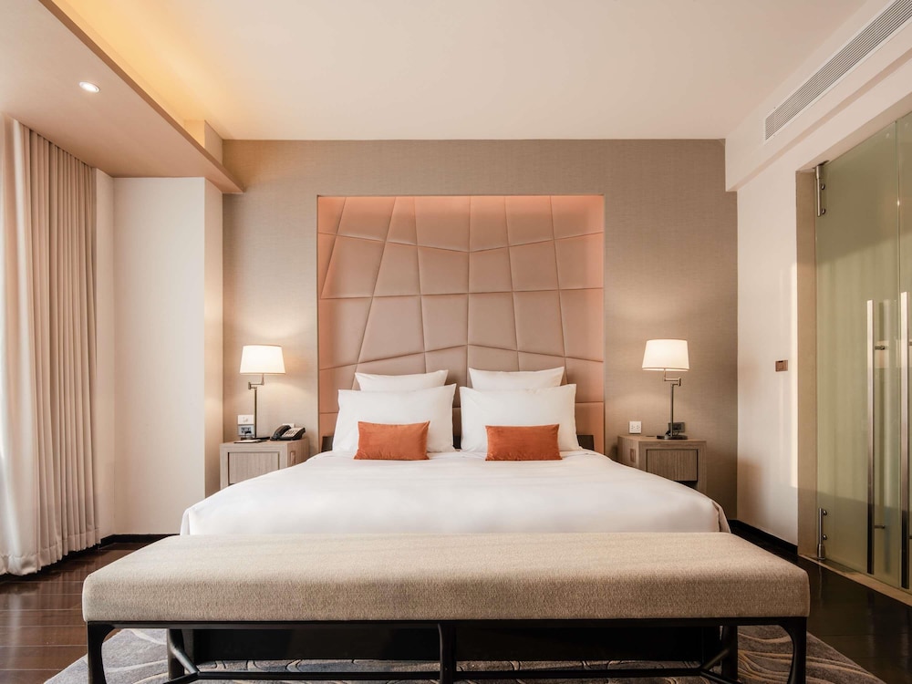 DELUXE, KING BED
