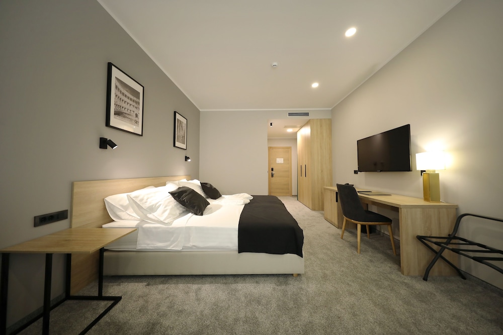 DELUXE, DOUBLE BED