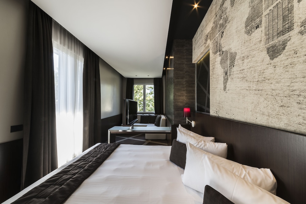 JUNIOR SUITE, KING BED, SOFA