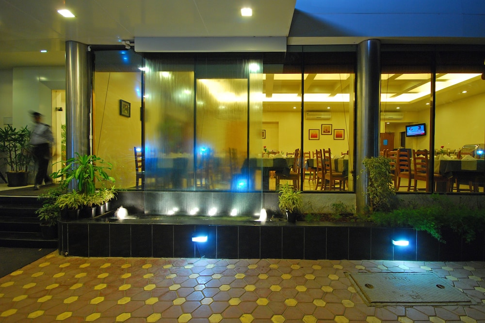 Phoenix Hotel 25/50